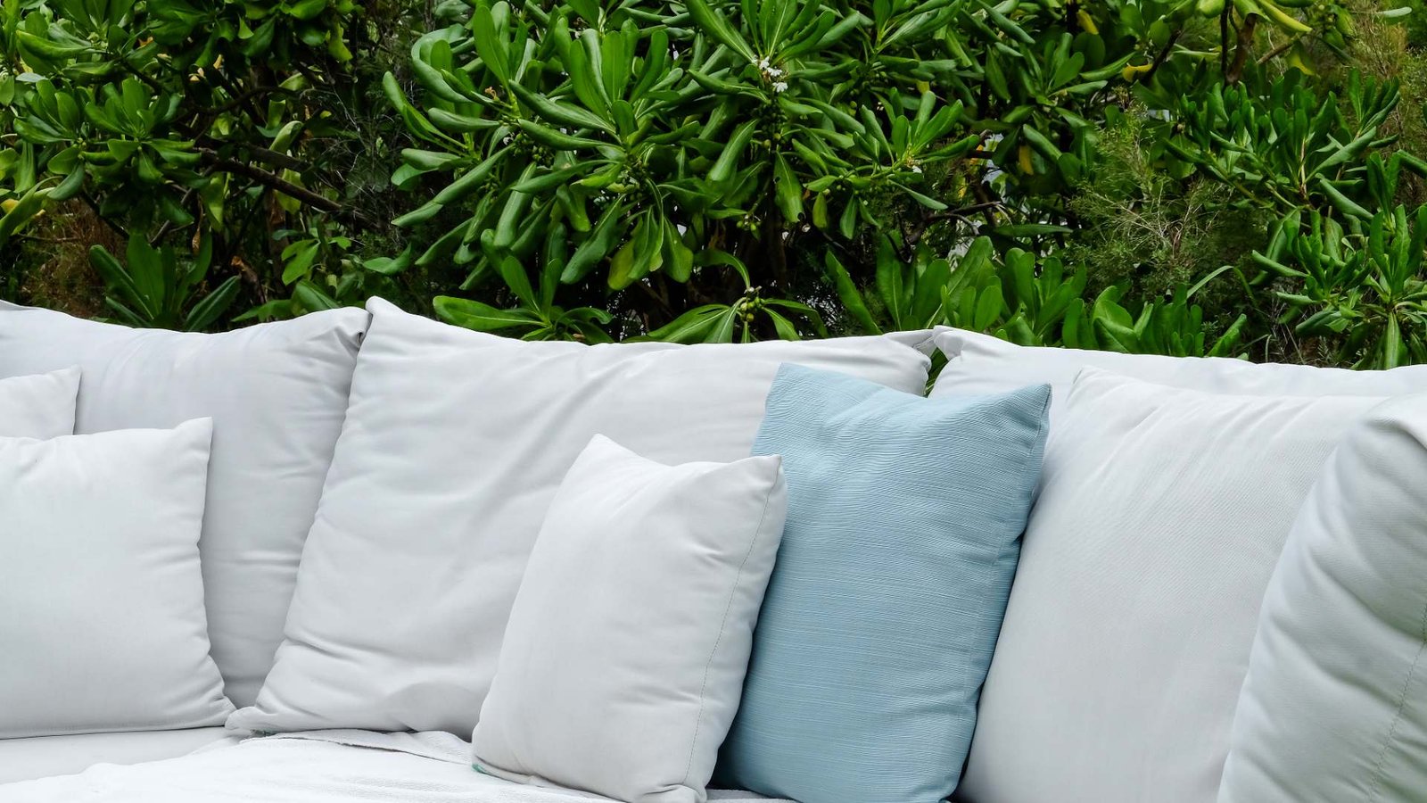Water-Resistant Fabrics for Outdoor Cushions: A Buyer’s Guide for Export-Quality Furniture